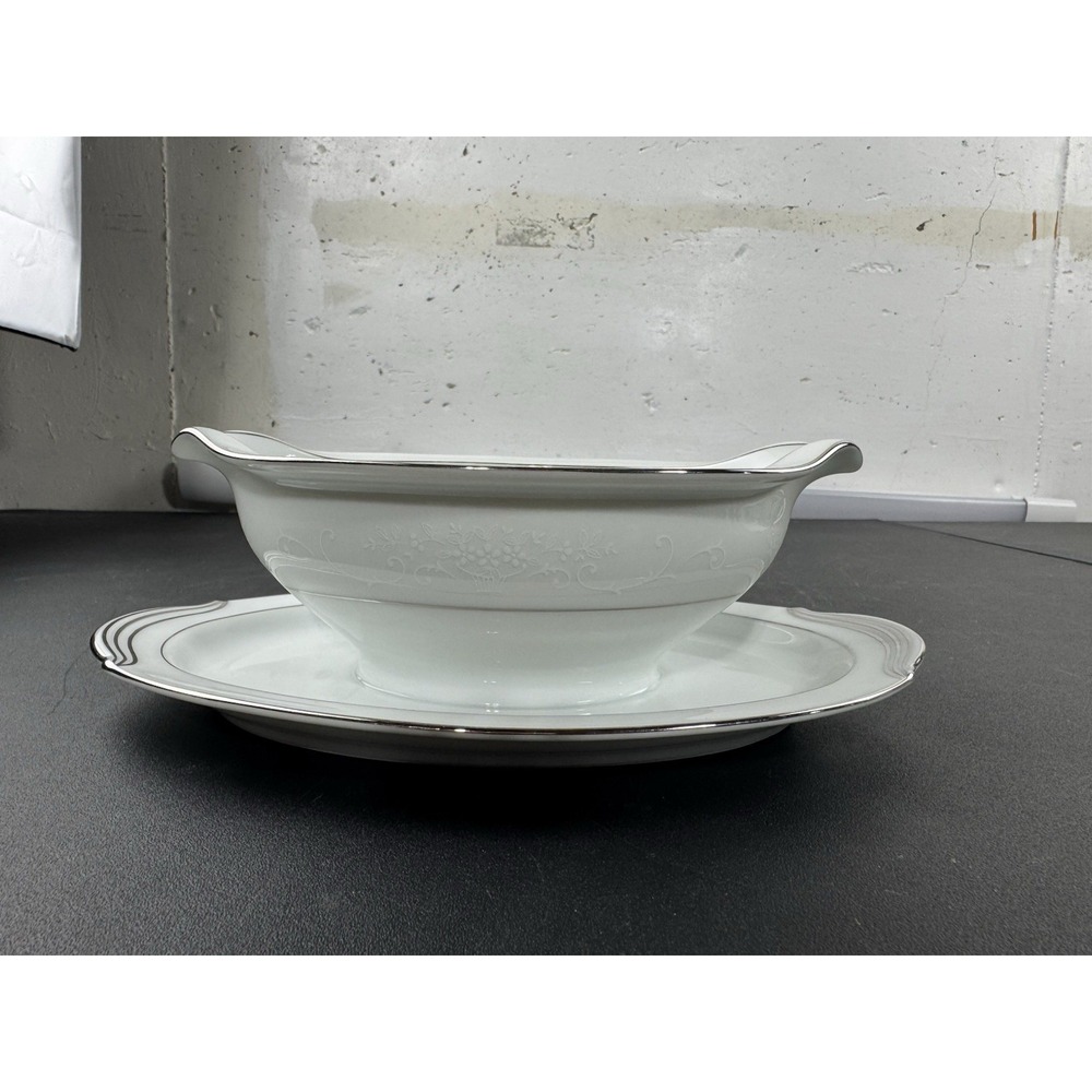 Noritake‎ Whitehall 6115 Gravy Boat with Attached Underplate